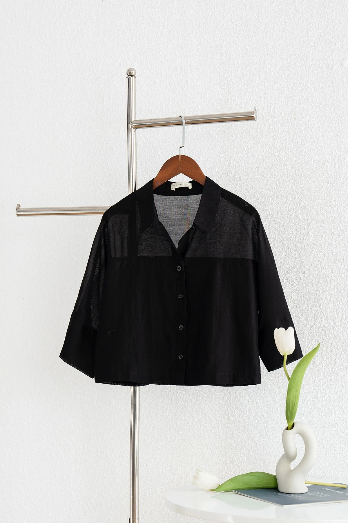 Sơ mi đen croptop trẻ trung
