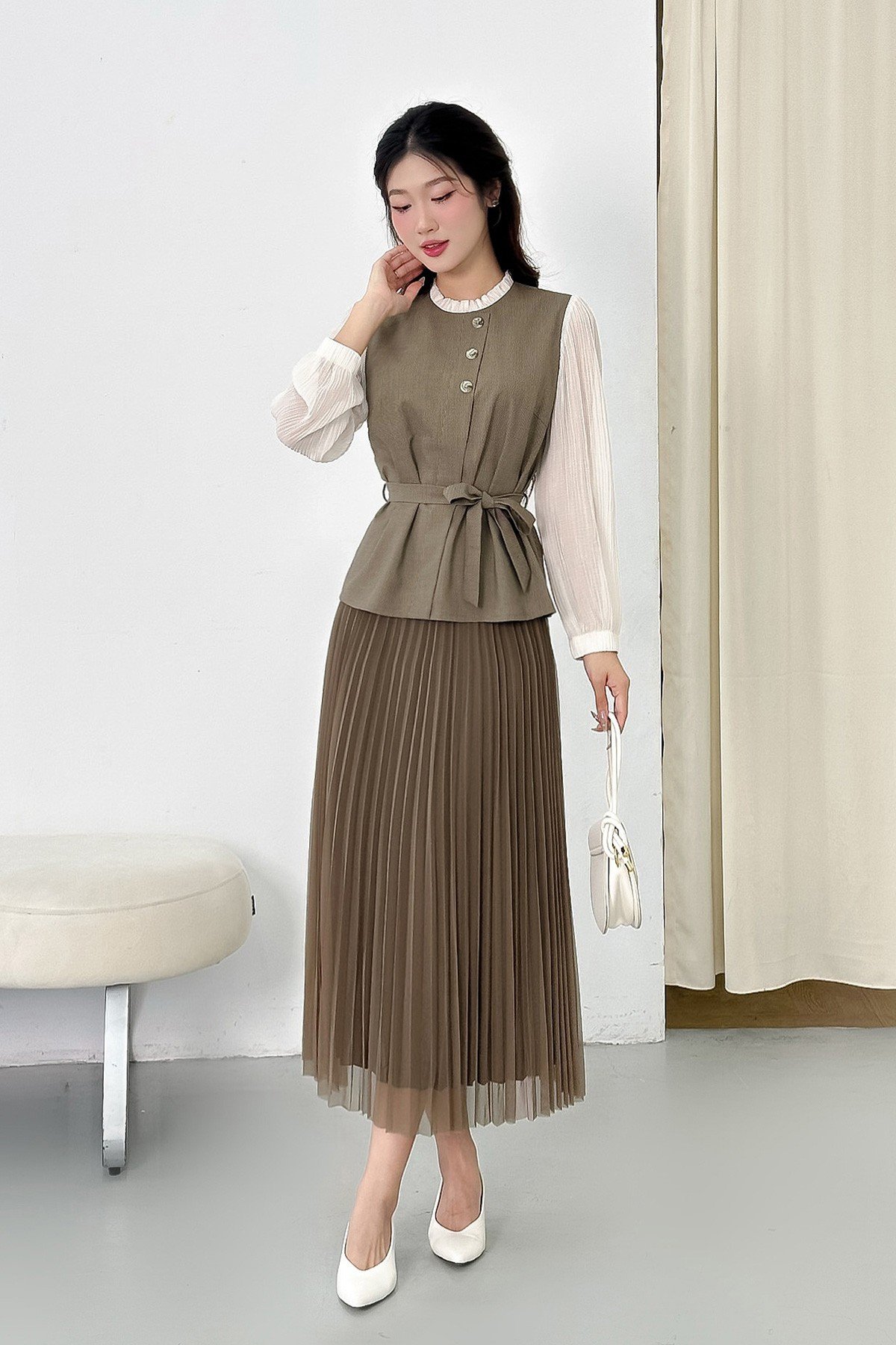 Phối phụ kiện tinh tế để hoàn thiện set đồ thanh lịch và thời trang