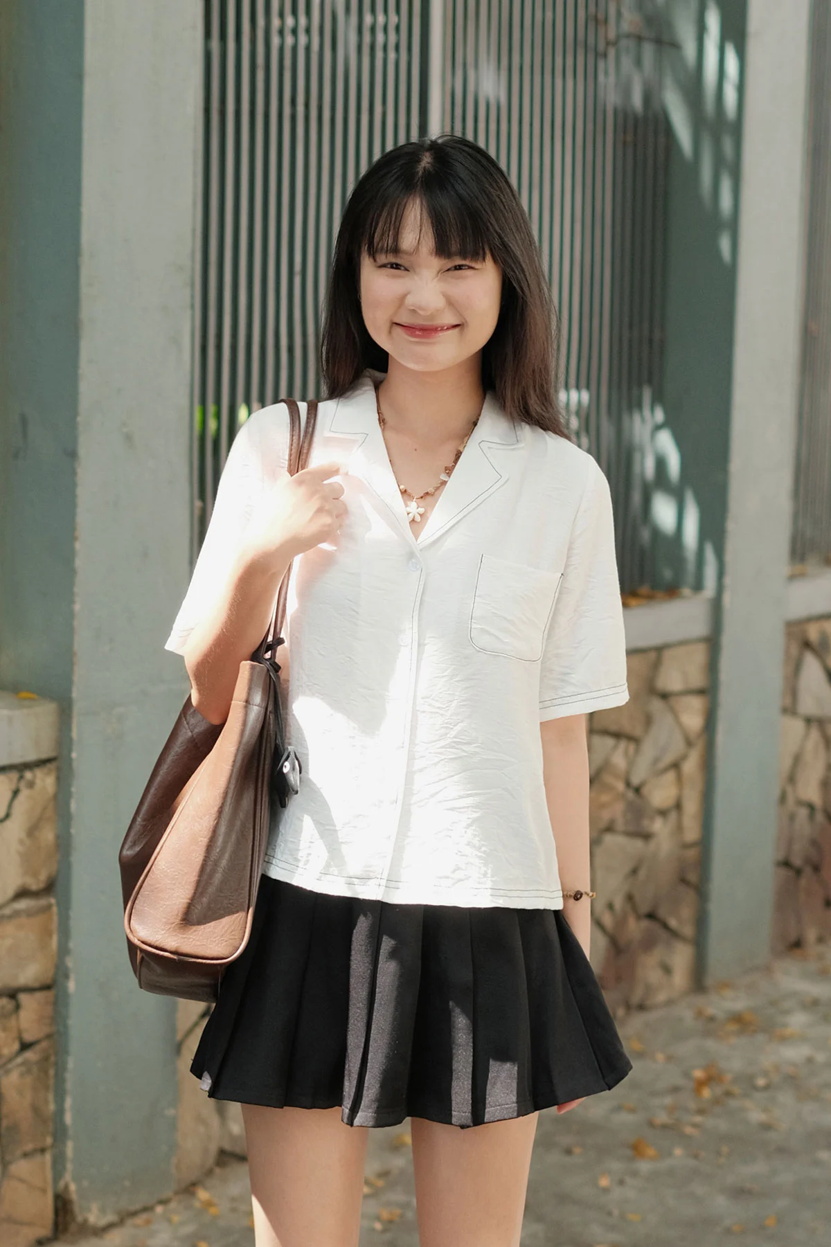 Phối phụ kiện để hoàn thiện set đồ với sơ mi trắng tay ngắn