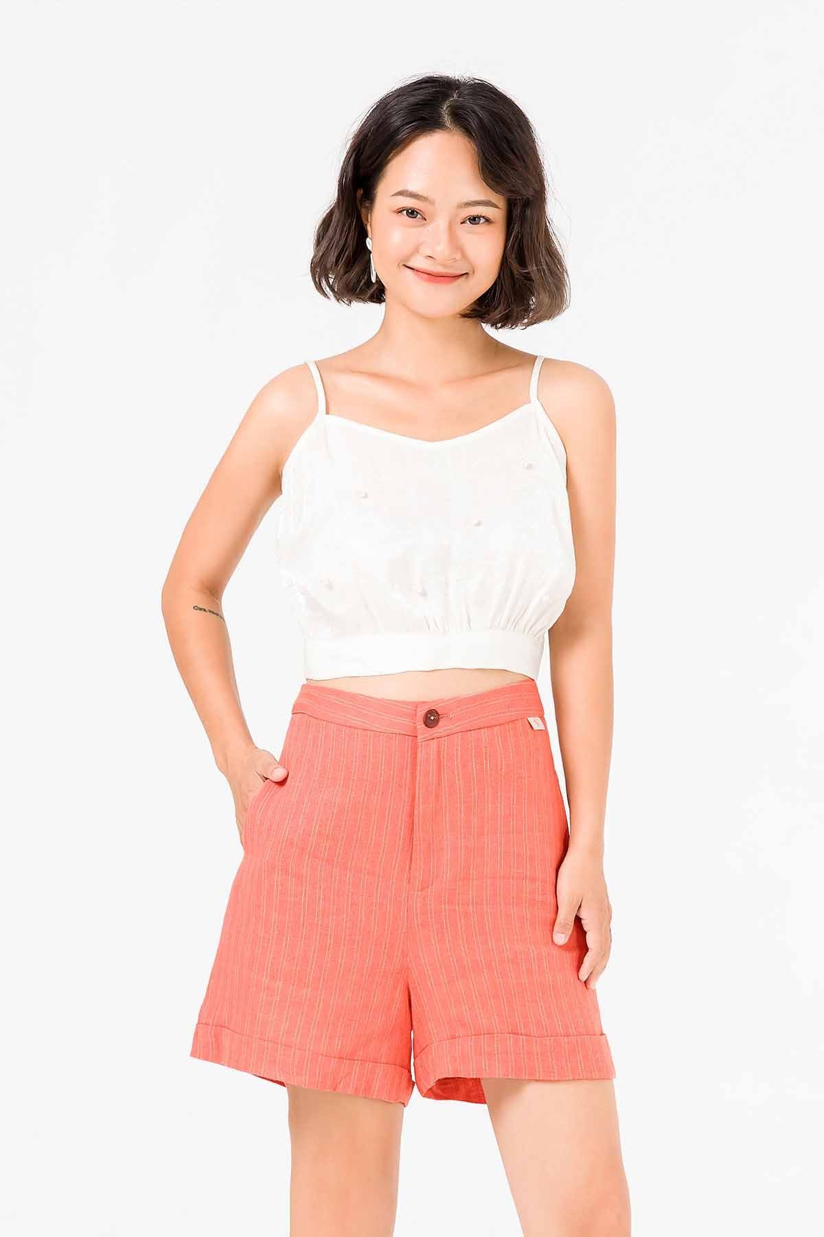 trang phục đi dã ngoại cho nữ với áo hai dây và quần short