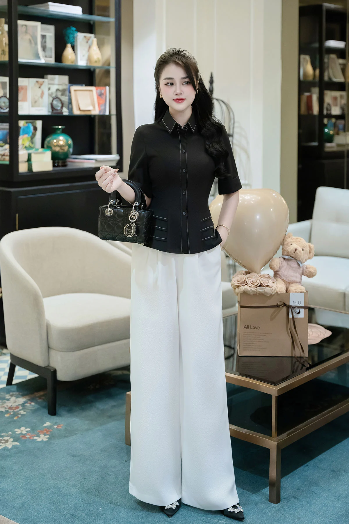 Phối sơ mi đen với quần trắng tạo sự tương phản nhưng hài hòa