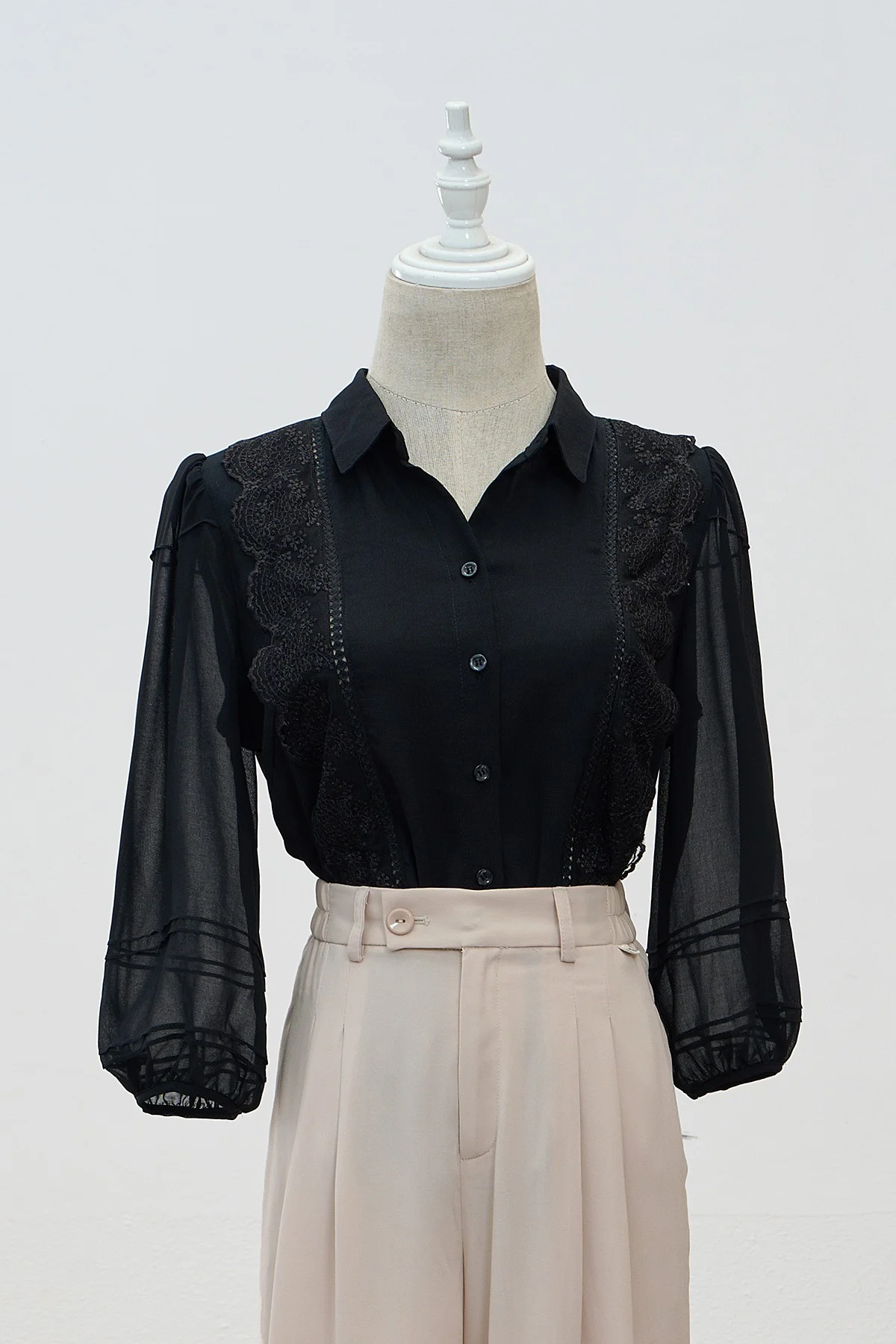 Sử dụng sự tương phản để tạo điểm nhấn cho outfit