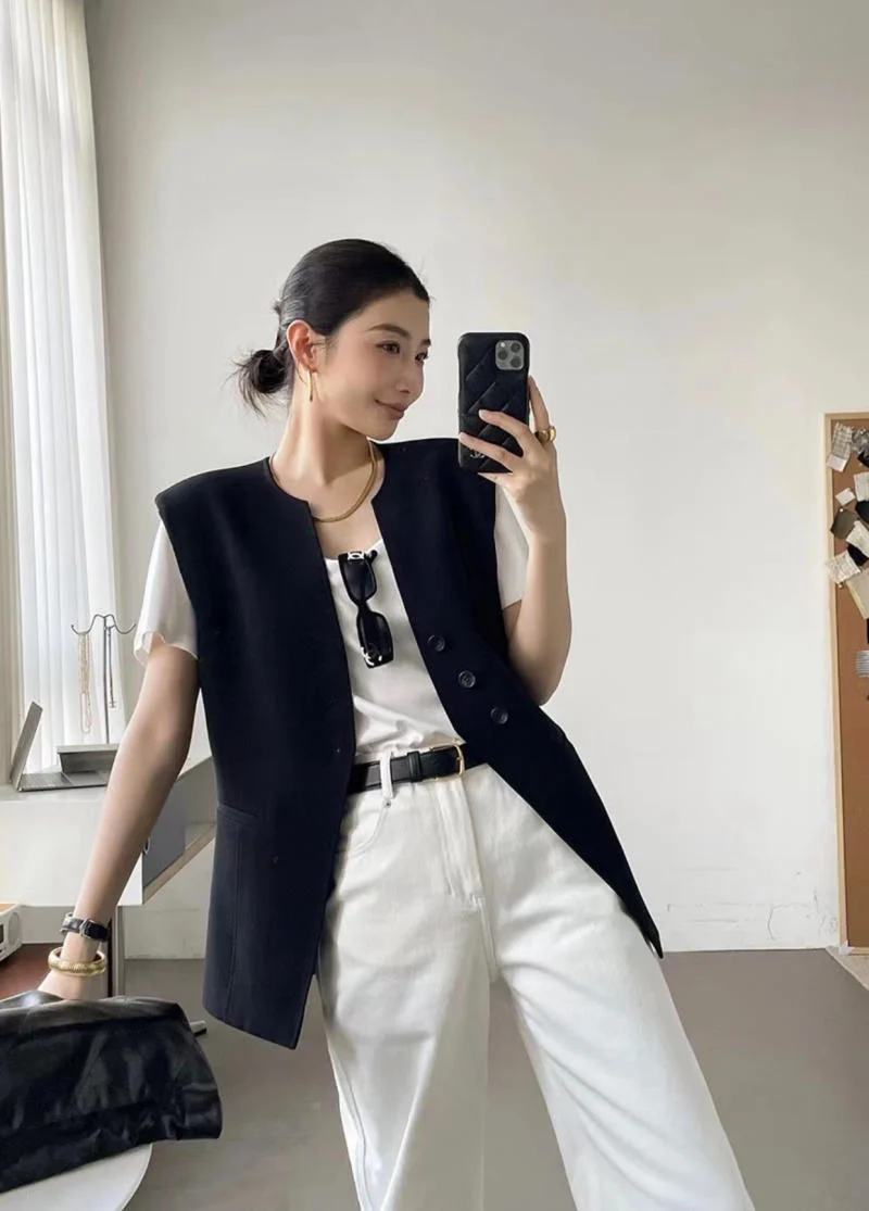 Phối vest gile với áo thun và quần jeans thời thượng