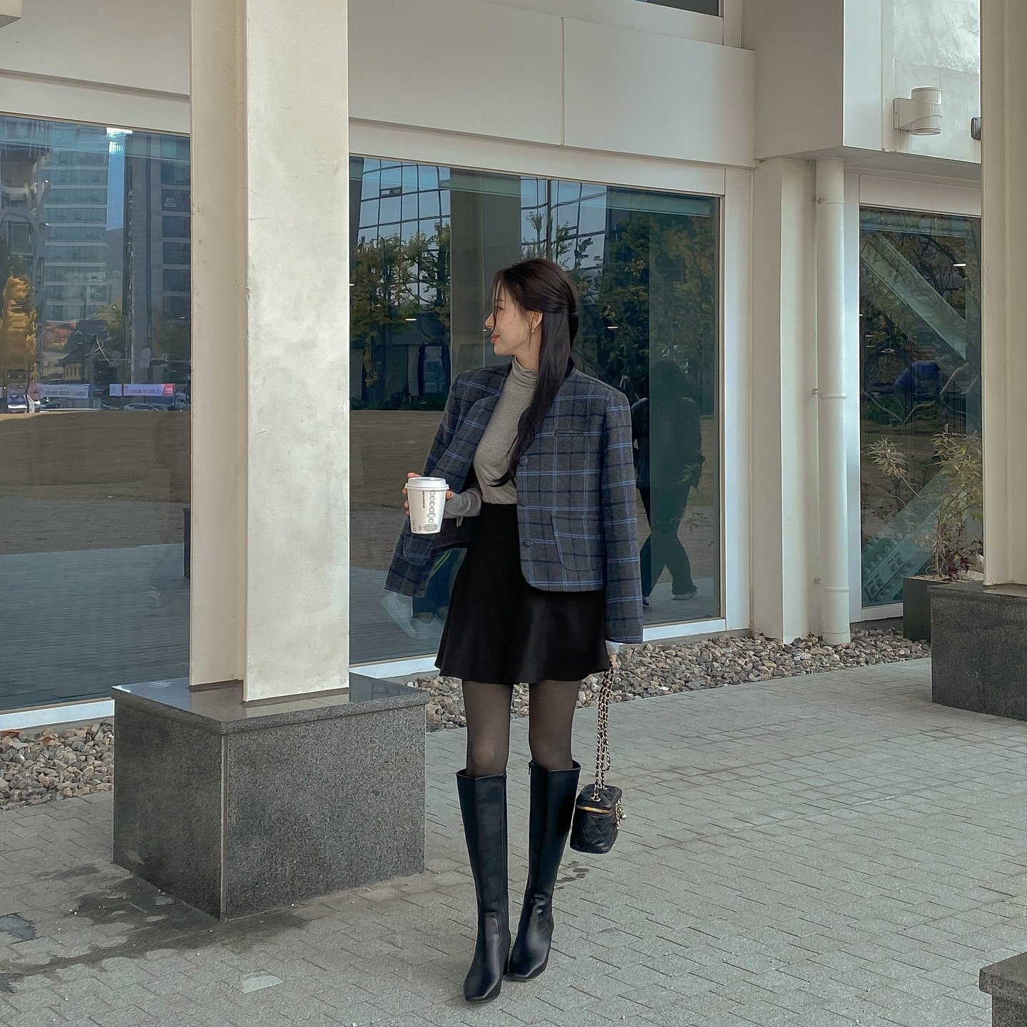 Phối chân váy A ngắn với boots sang chảnh cho mùa thu đông