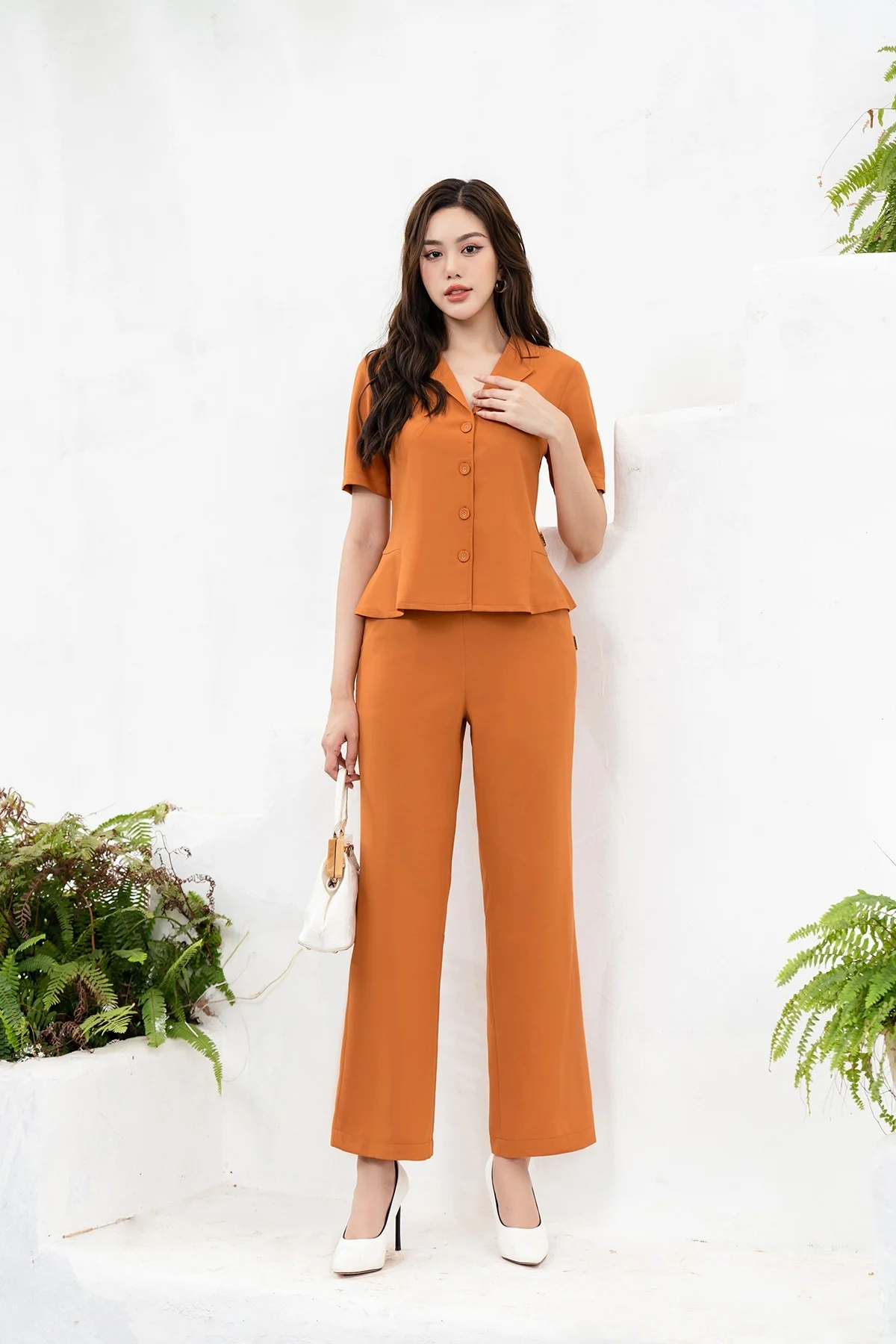 Chất liệu cũng là phần quan trọng cần lưu ý khi lựa chọn quần ống suông cạp cao
