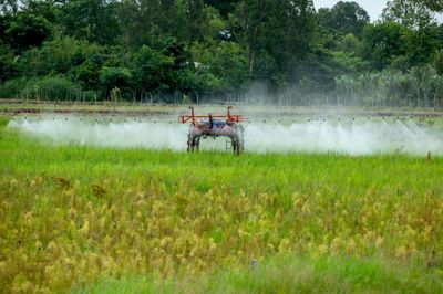 Say mê sáng tạo máy phun thuốc điều khiển từ xa