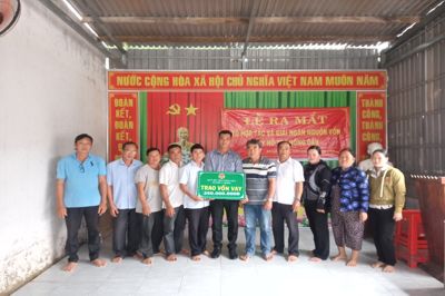 Giải ngân dự án “trồng chuối trên bờ xáng khuôn hộ  kết hợp với nuôi cá đồng” tại ấp 12, 16, xã Khánh Thuận