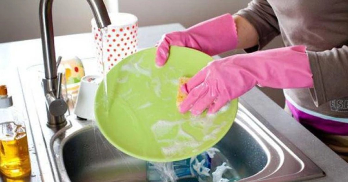 Sử dụng miếng rửa mềm để lau chùi tô chén dĩa melamine