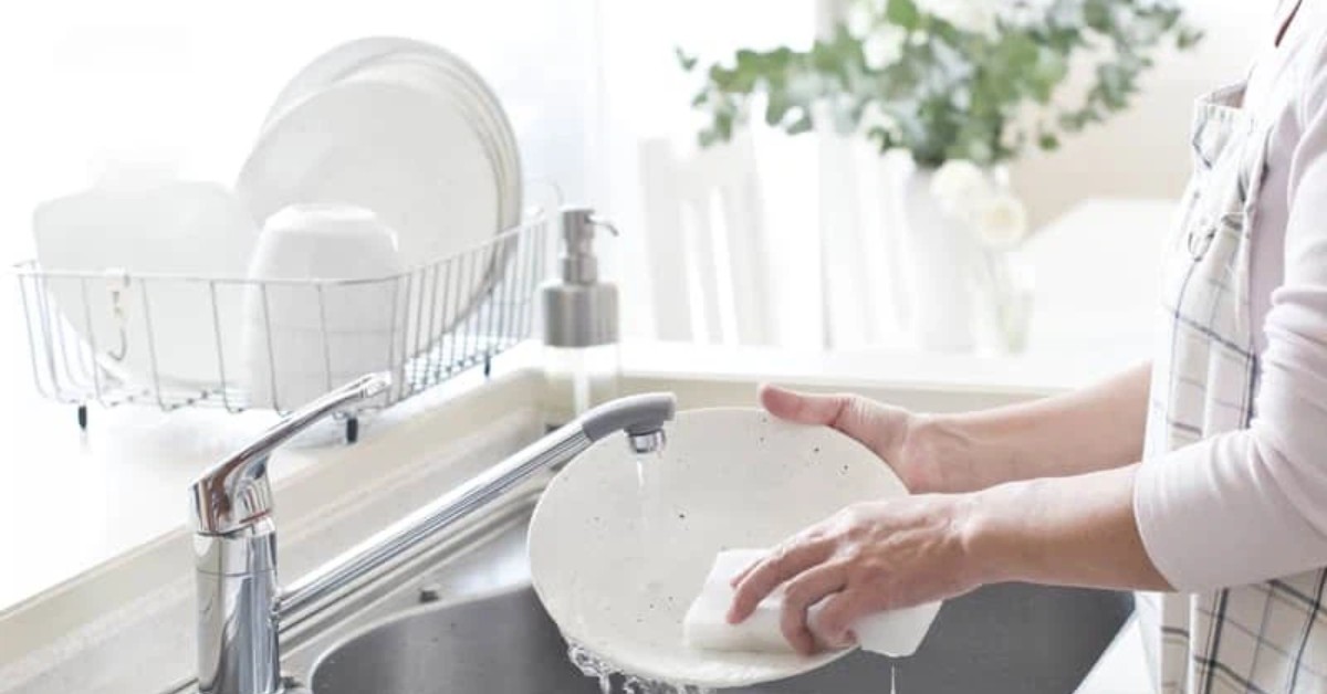 Sử dụng nước rửa chén chuyên dụng để rửa bát dĩa melamine