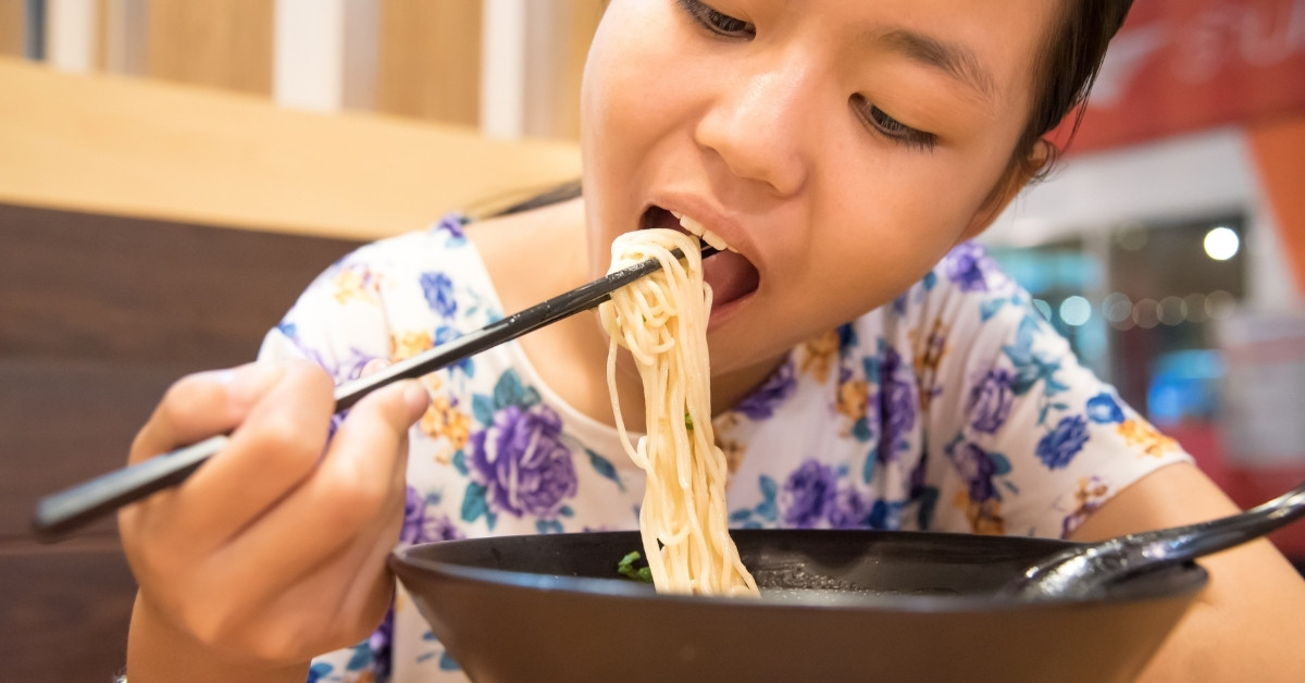 Đũa nhựa đen cần dễ sử dụng