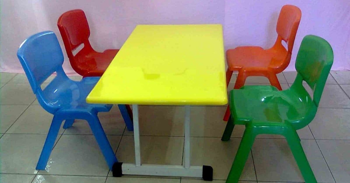 Lựa chọn màu sắc và kiểu dáng ghế nhựa cho bé