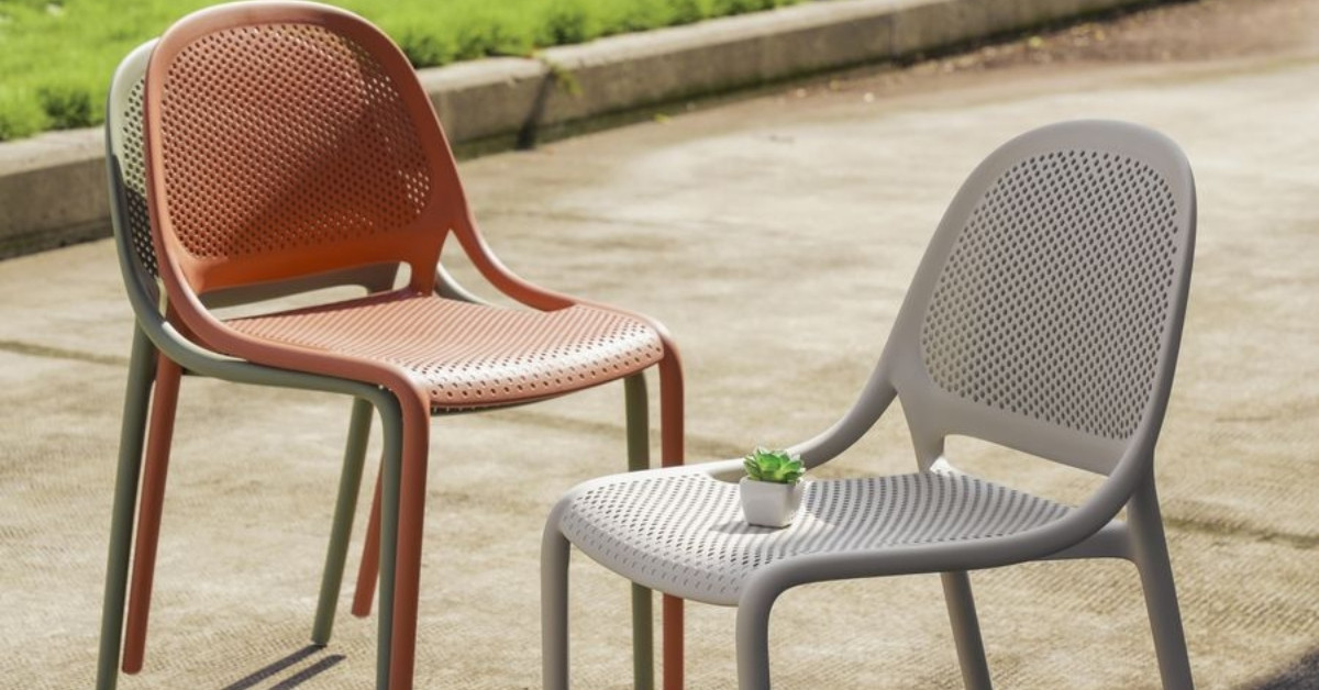 Kết hợp ghế nhựa màu nâu với đồ nội thất khác