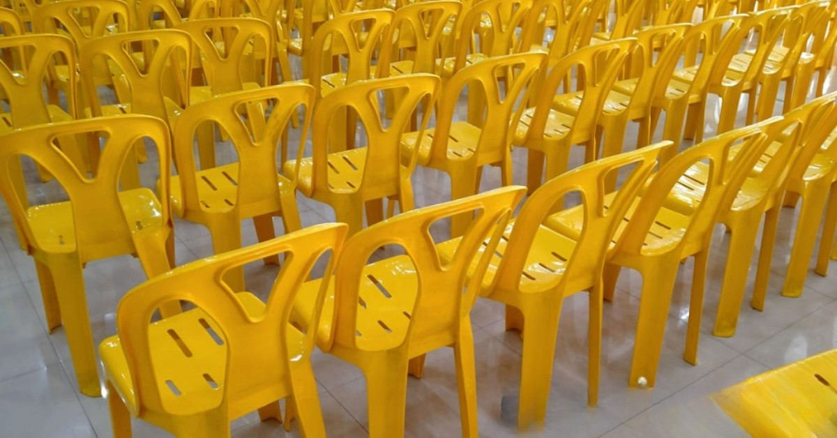 Những lưu ý khi chọn mua ghế nhựa màu vàng
