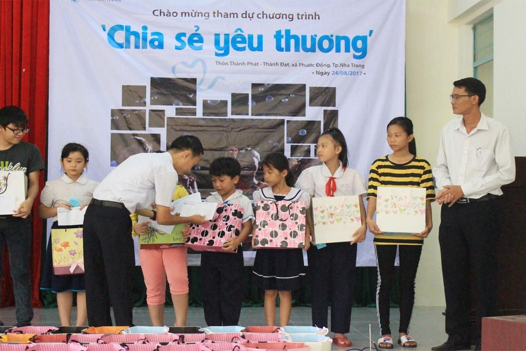 CHƯƠNG TRÌNH THIỆN NGUYỆN “CHIA SẺ YÊU THƯƠNG” NGÀY 24/08/2017 CHƯƠNG TRÌNH THIỆN NGUYỆN “CHIA SẺ YÊU THƯƠNG” NGÀY 24/08/2017