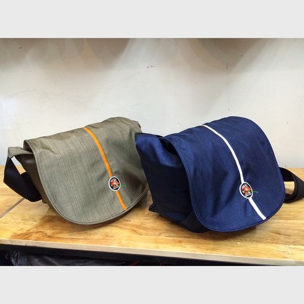mẫu túi máy ảnh chống nước cr bettyboy 4000 màu ghi và xanh navy