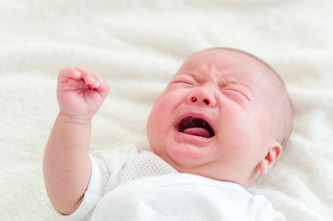 Trẻ sơ sinh phải vía - Nhận biết, nguyên nhân và cách xử lý