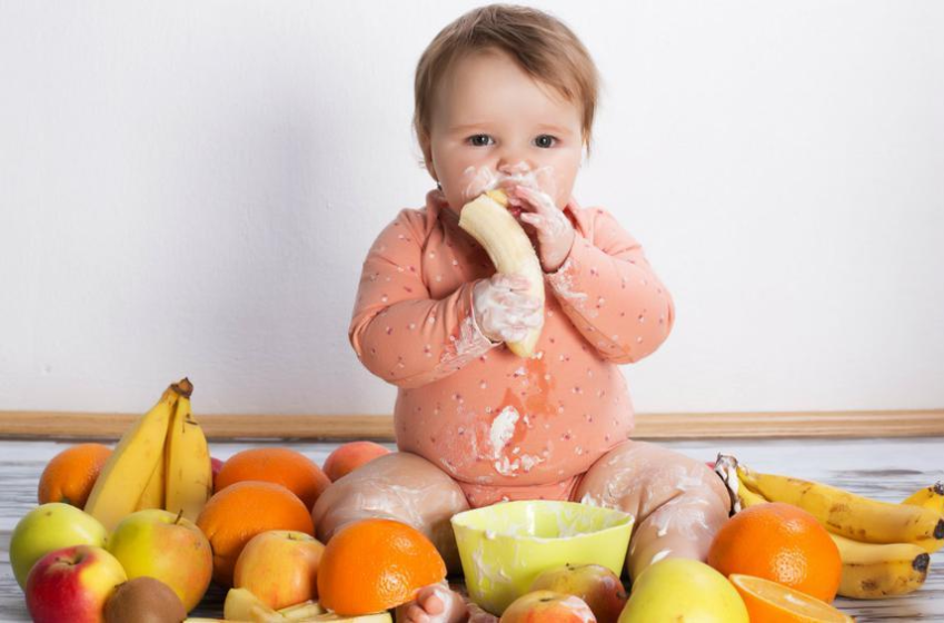 Khi nào thì bắt đầu cho bé ăn hoa quả? Loại quả nào tốt cho bé?