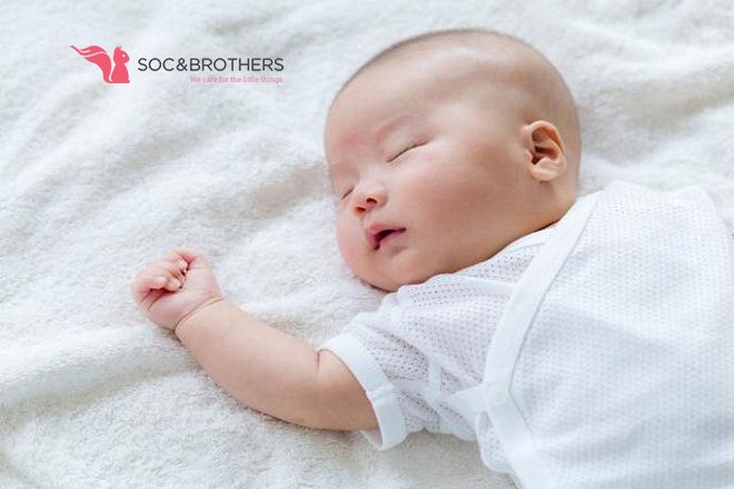 bé nằm ngủ điều hòa