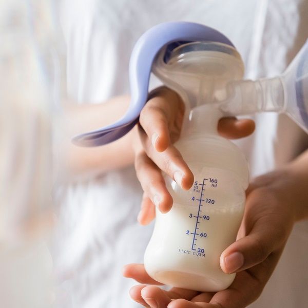 Kích sữa mẹ bằng máy giúp duy trì lượng sữa dồi dào