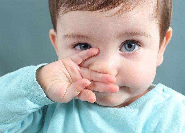 Khi bị chảy nước mũi gây ra cho trẻ nhiều cảm giác khó chịu