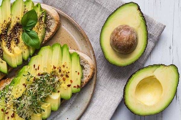 Trái bơ có nhiều vitamin và khoáng chất tốt cho sự phát triển của bé