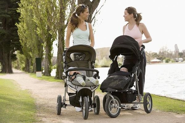 Chọn xe đẩy cần phù hợp với độ tuổi của trẻ