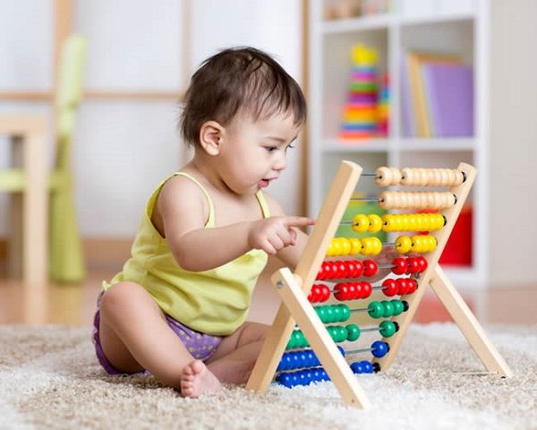 Chọn đồ chơi thông mình cho bé cần chú ý đến nhiều yếu tố về độ tuổi, sở thích của bé,....