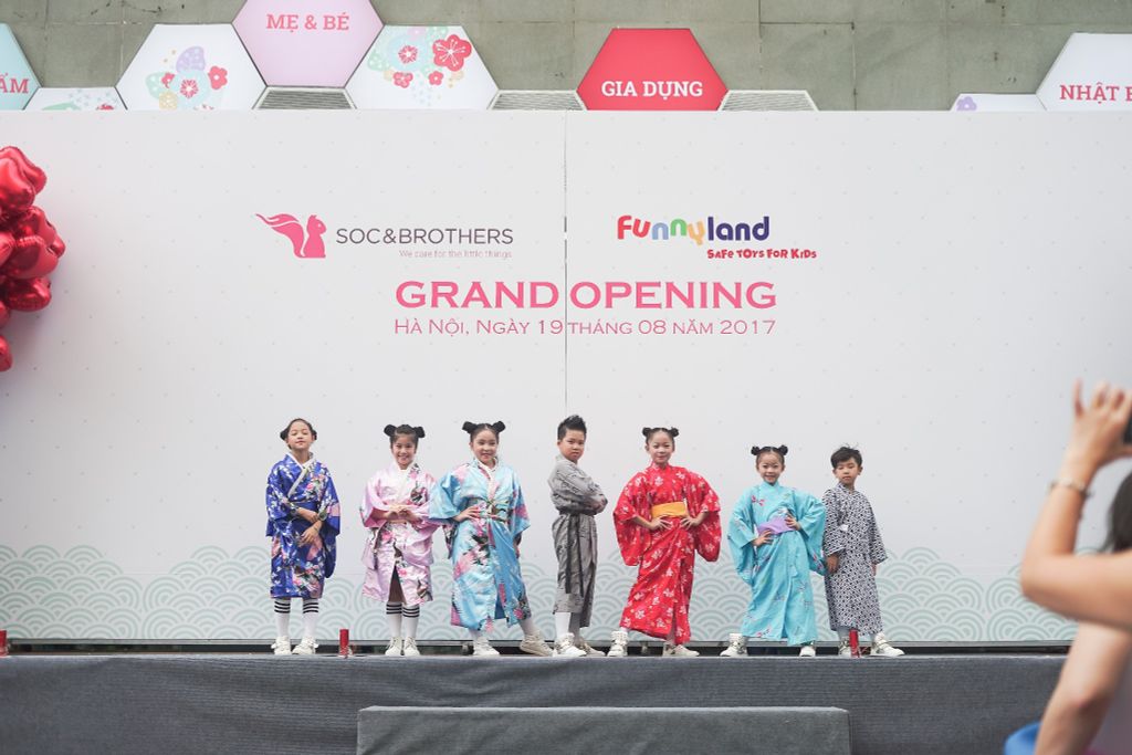 trình diễn kimono khai trương showroom hoàng đạo thúy 