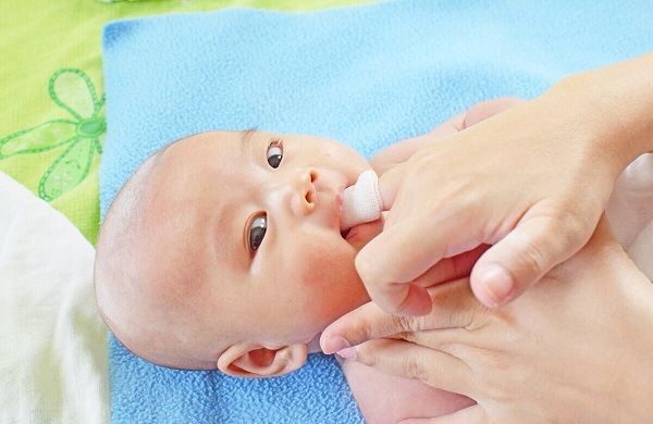 Dùng bông gạc chuyên rơ lưỡi cho bé để đảm bảo an toàn