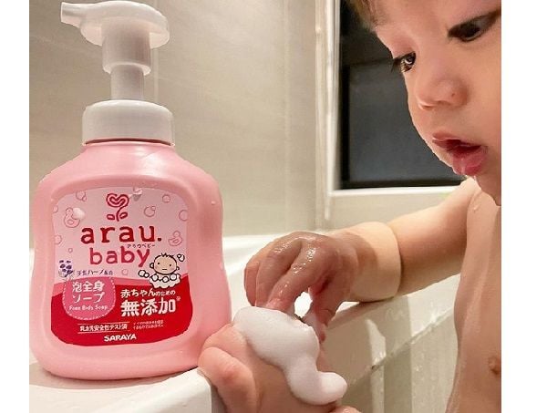 Sữa tắm Arau Baby có thiết kế cổ chai tạo bọt tiện ích và tiết kiệm