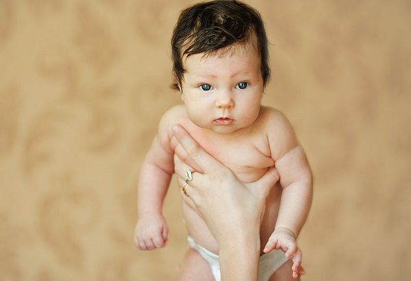 Trẻ 2 tháng tuổi có nhiều thay đổi và còn non nớt nên việc chăm sóc vẫn cần cẩn thận