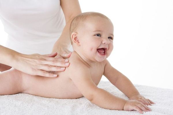 Trẻ thích thú khi được massage toàn thân