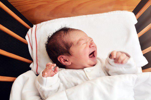 Trẻ có thể bị nấc khi quấy khóc