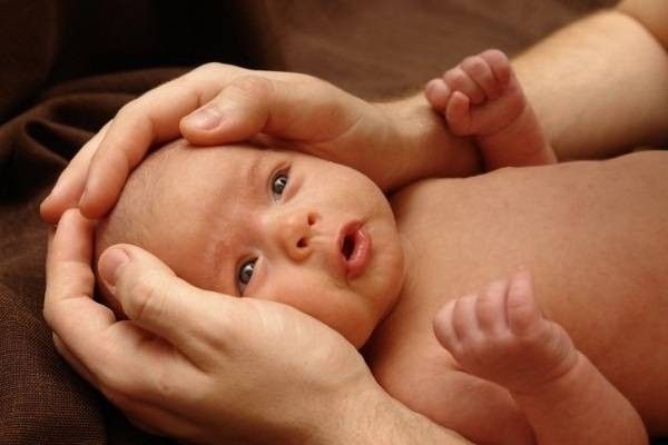 Trẻ thường bị nấc nhiều khi 2-3 tháng tuổi