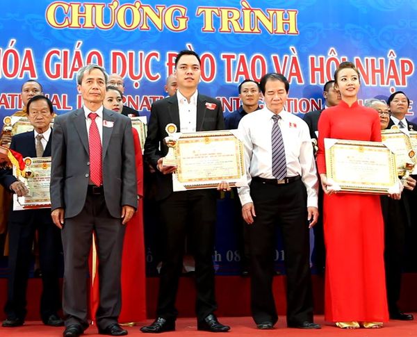 Ông Trần Viết Thanh - Founder công ty Vpharm trên sân khấu vinh danh danh hiệu Doanh Nhân Văn Hoá Vì Cộng Đồng cho cá nhân