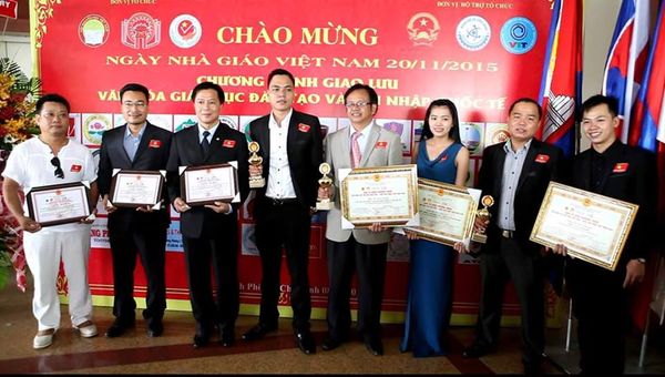 Ông Phạm Trường Giang (Thứ 2 bên phải sang) vinh dự đón nhận giải thưởng Top 100 Sản Phẩm Dịch Vụ Vì Cộng Đồng 2015.