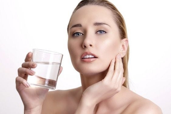 Mụn dậy thì - 8 ly nước tương đương 2 lít nước cần dung nạp cho cơ thể mỗi ngày.
