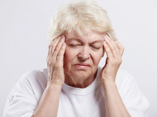 đau đầu là một trong những biểu hiện của đột quỵ