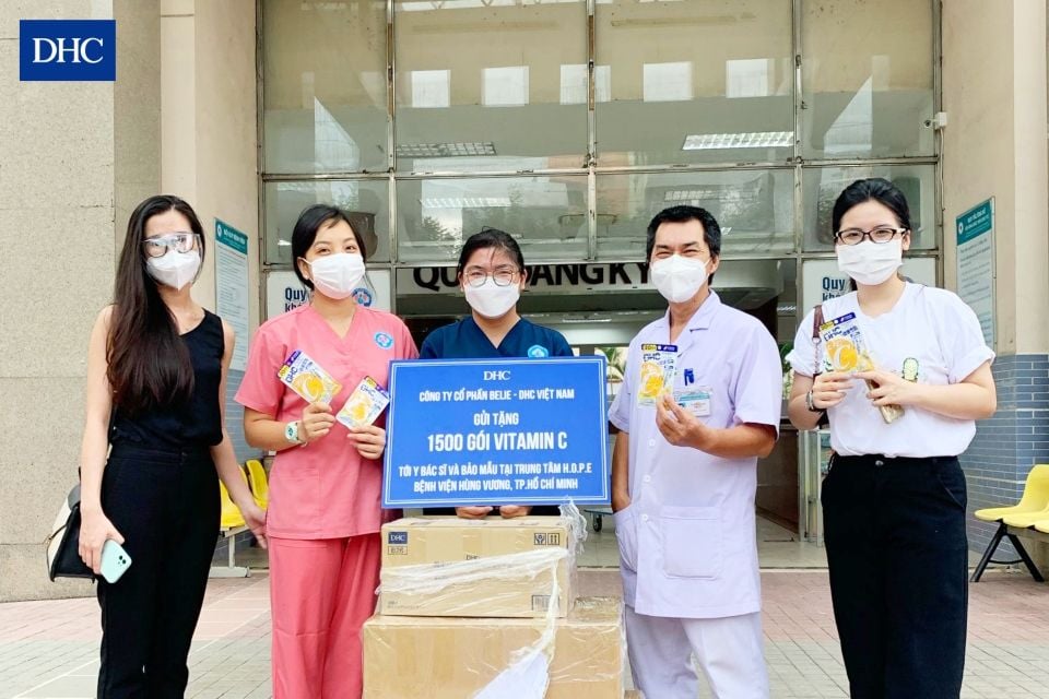 DHC Việt Nam gửi tặng 1500 gói vitamin C cho bệnh viện Hùng Vương TP. HCM