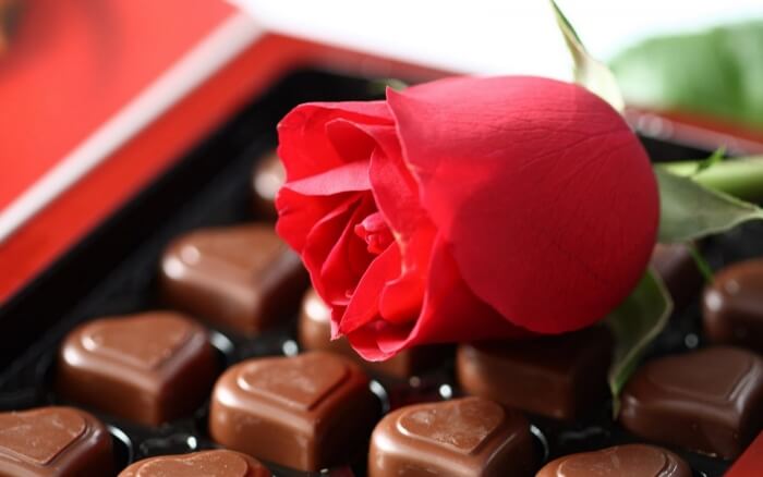 Hoa hồng và socola luôn thuộc top những món quà tặng phổ biến hàng đầu trong ngày 8/3