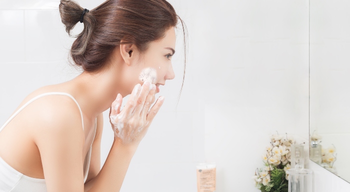 Rửa mặt đúng cách mỗi ngày để làm sạch bụi bẩn, bã nhờn cho da thêm sáng khỏe