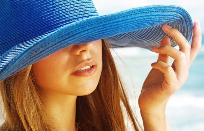 Ánh nắng mặt trời là một trong những nguyên nhân hàng đầu gây thâm môi