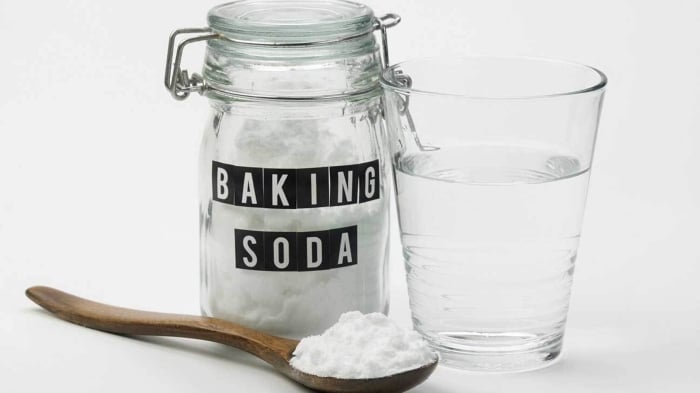 Baking soda có thể làm sạch bụi bẩn, tế bào chết trên môi