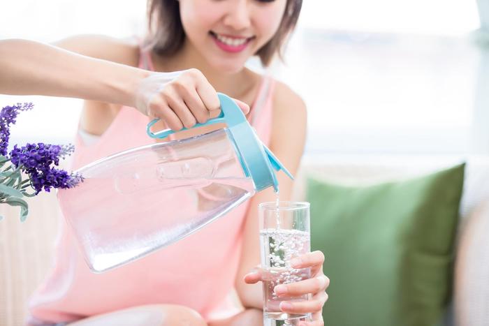 uống đủ nước mỗi ngày để dưỡng ẩm cho da từ bên trong 
