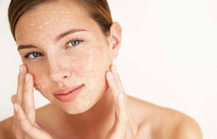 Rửa mặt và tẩy da chết là bước làm sạch sâu giúp loại bỏ bã nhờn tích tụ bên trong lỗ chân lông, giúp da hấp thu dưỡng chất tối ưu