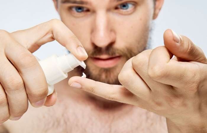 Chấm một lượng vừa đủ kem dưỡng ẩm lên các vùng da: trán, 2 bên má, cằm và mũi, sau đó thoa đều khắp khuôn mặt