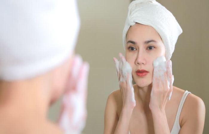 Làm sạch da mặt với sữa rửa mặt là một bước dưỡng da không thể thiếu