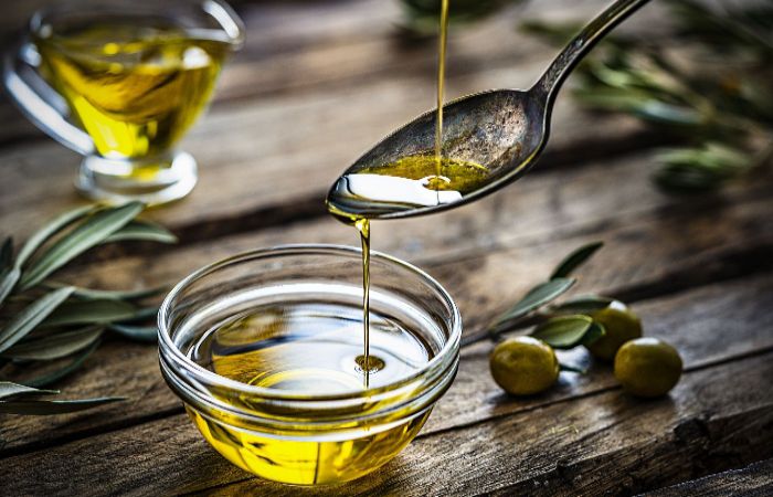 Dầu olive có thể làm dầu tẩy trang và mặt nạ dưỡng ẩm cho da