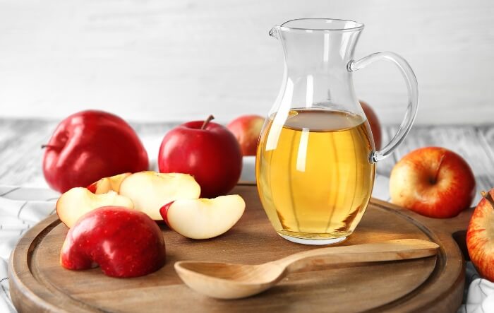 Các axit trong giấm táo giúp loại bỏ vi khuẩn gây mụn