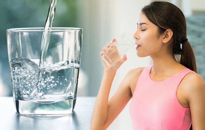 Bạn cần kết hợp uống nhiều nước để hỗ trợ thanh lọc độc tố ra khỏi cơ thể